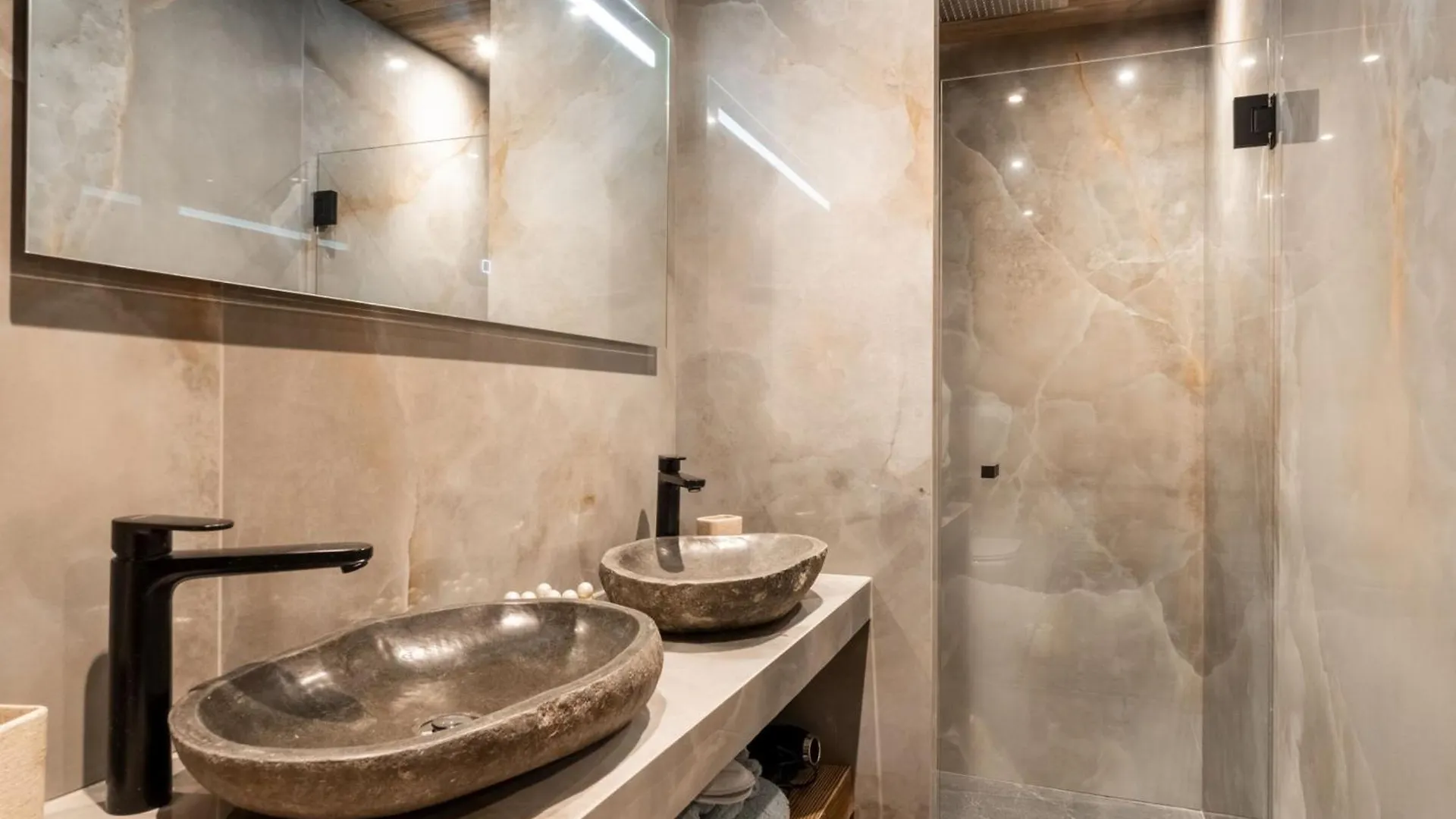 Chalet De Luxe Aux Gets - 5 Chambres, Jacuzzi, Animaux Acceptes, Parking - Fr-1-671-282 Les Gets France